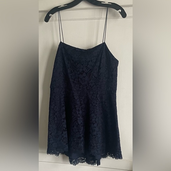 Alice + Olivia Maxine Navy Blue Lace Peplum Top. Pre-Owned. - Picture 3 of 8